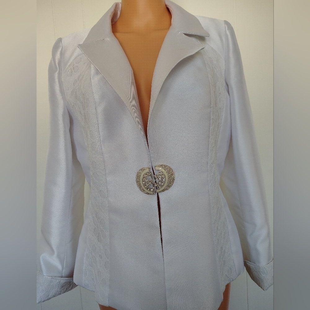 Lily & Taylor Elegant White Women's Blazer Size 6